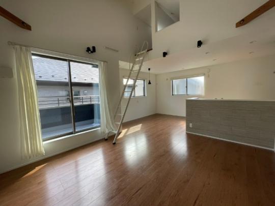  �����E���r���O